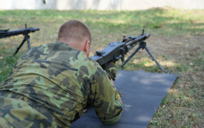 Ve druhém týdnu se tankisté seznámili s použitím a uložením nezbytného nářadí potřebného k provozu tanku. Pořekadlo „bordel jako v tanku“ není vůbec na místě. Kdo sloužil, nebo slouží na tancích, tak je mu známo, že v tanku žádný ,,bordel“ nesmí být, protože by to omezovalo osádku při práci. Po ukončení výcviku se vždy tank musí dát do úplného pořádku. Mimo jiné se tanky vysávají průmyslovým vysavačem, ale vraťme se k výbavě tanku. Je i spousta jiných povinných udržovacích činností osádky, které probíhají i