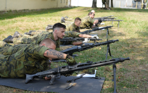 Ve druhém týdnu se tankisté seznámili s použitím a uložením nezbytného nářadí potřebného k provozu tanku. Pořekadlo „bordel jako v tanku“ není vůbec na místě. Kdo sloužil, nebo slouží na tancích, tak je mu známo, že v tanku žádný ,,bordel“ nesmí být, protože by to omezovalo osádku při práci. Po ukončení výcviku se vždy tank musí dát do úplného pořádku. Mimo jiné se tanky vysávají průmyslovým vysavačem, ale vraťme se k výbavě tanku. Je i spousta jiných povinných udržovacích činností osádky, které probíhají i