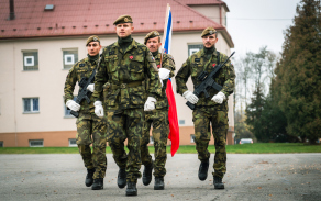 Slavnostní nástup 73. tankového praporu ke Dni válečných veteránů