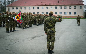Slavnostní nástup 73. tankového praporu ke Dni válečných veteránů