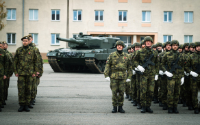 Slavnostní nástup 73. tankového praporu ke Dni válečných veteránů