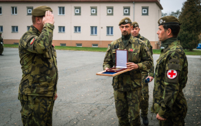 Slavnostní nástup 73. tankového praporu ke Dni válečných veteránů