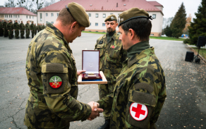 Slavnostní nástup 73. tankového praporu ke Dni válečných veteránů