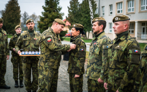 Slavnostní nástup 73. tankového praporu ke Dni válečných veteránů