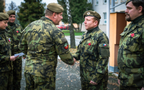 Slavnostní nástup 73. tankového praporu ke Dni válečných veteránů