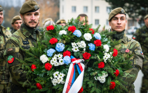 Slavnostní nástup 73. tankového praporu ke Dni válečných veteránů