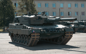 Slavnostní převzetí posledního tanku Leopard 2A4