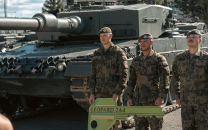 Slavnostní převzetí posledního tanku Leopard 2A4
