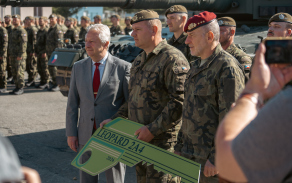 Slavnostní převzetí posledního tanku Leopard 2A4