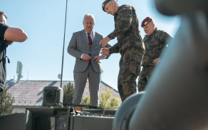 Slavnostní převzetí posledního tanku Leopard 2A4