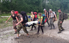 Nouzová evakuace raněného na nosítkách