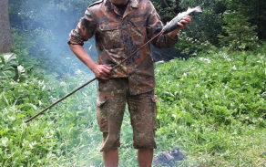 tepelna_uprava_pstruhu_jak_na_rozni_tak_i_na_improvizovanem_rostu_ci_dusenim_v_mechu.jpg